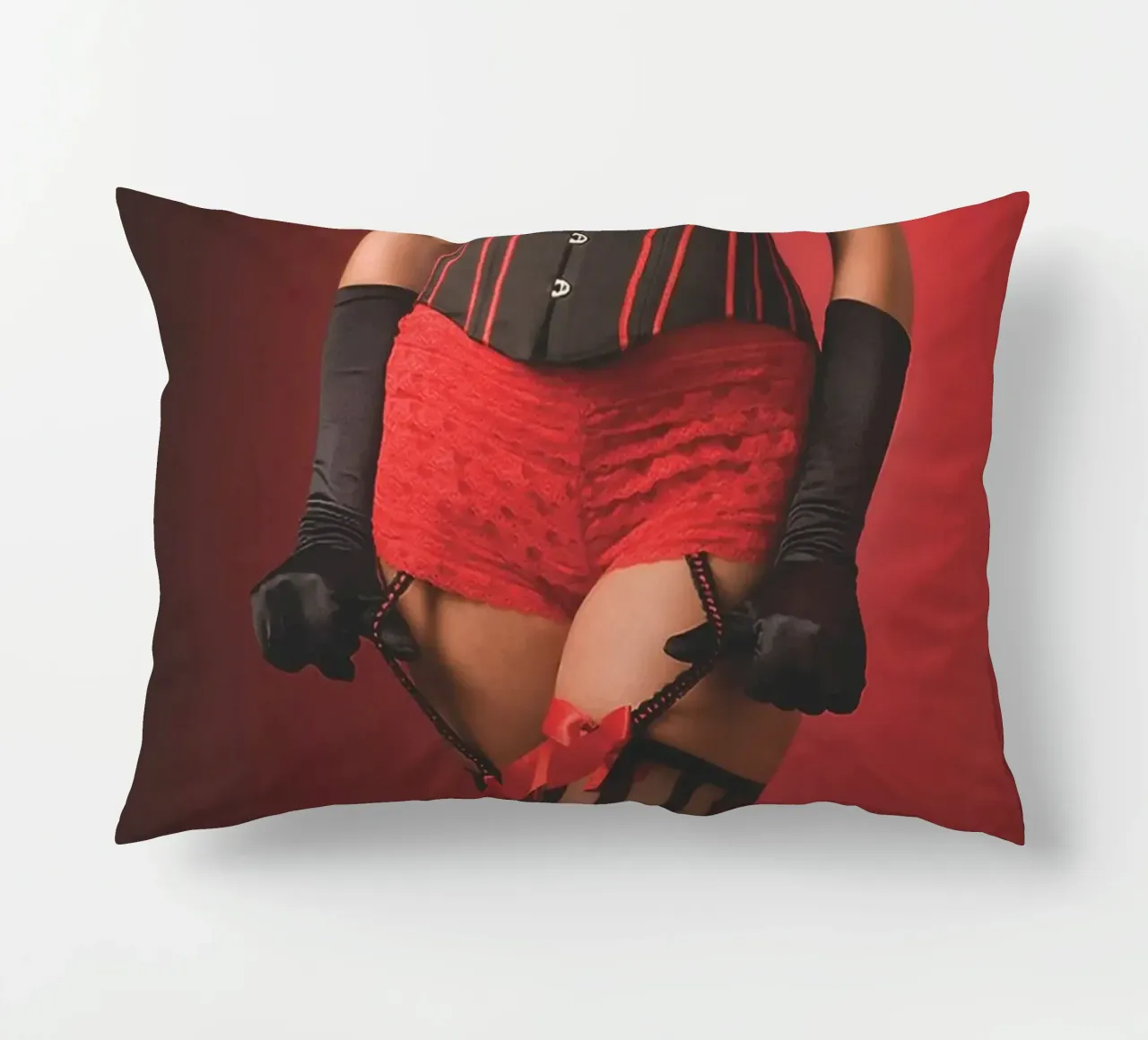 Burlesque rosso cuscino da Dave Hare Photography
