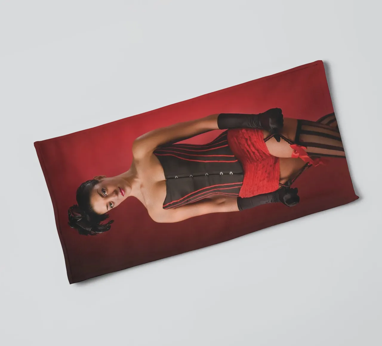 Burlesque rosso asciugamano da bagno da Dave Hare Photography