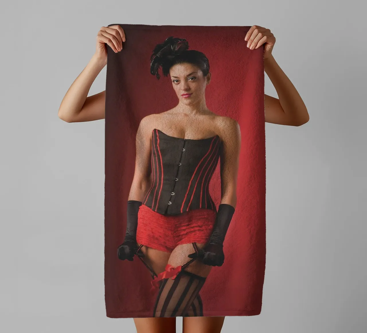 Burlesque rosso asciugamano da bagno da Dave Hare Photography