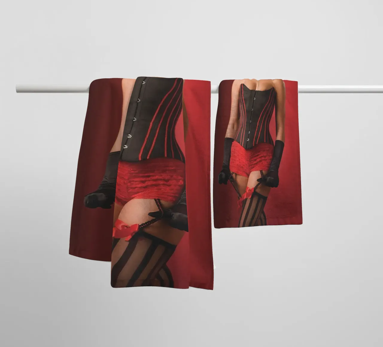Burlesque rosso asciugamano da bagno da Dave Hare Photography