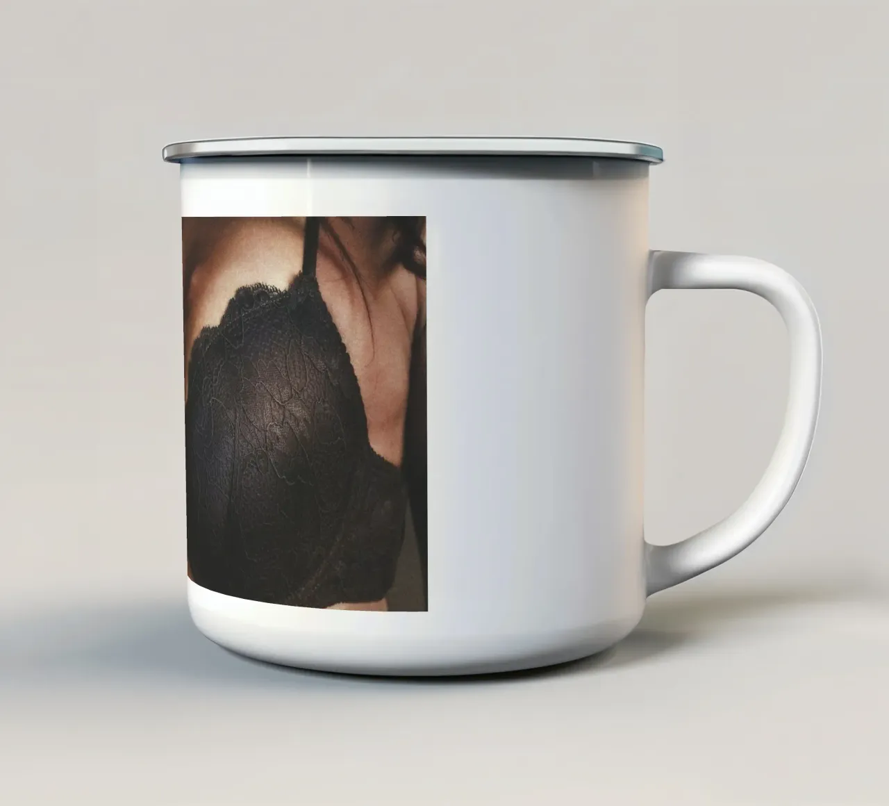 Reggiseno nero tazza in smalto da Dave Hare Photography