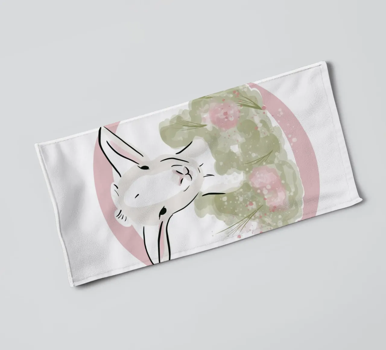 Simpatico agnellino bianco con fiori rosa asciugamano da bagno da Lisa Jureczko Arts Illustration