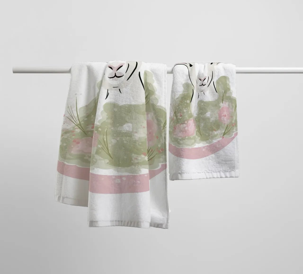 Simpatico agnellino bianco con fiori rosa asciugamano da bagno da Lisa Jureczko Arts Illustration
