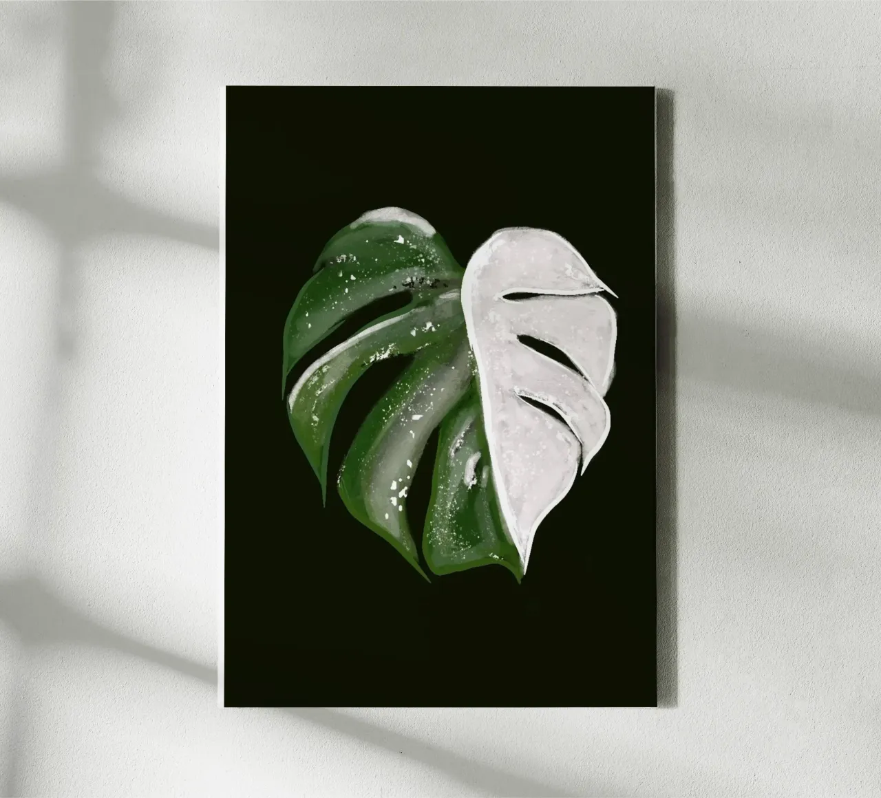 Monstera Variegata blad Illustratie op zwarte achtergrond canvas met Baklijst van Lisa Jureczko Arts Illustration
