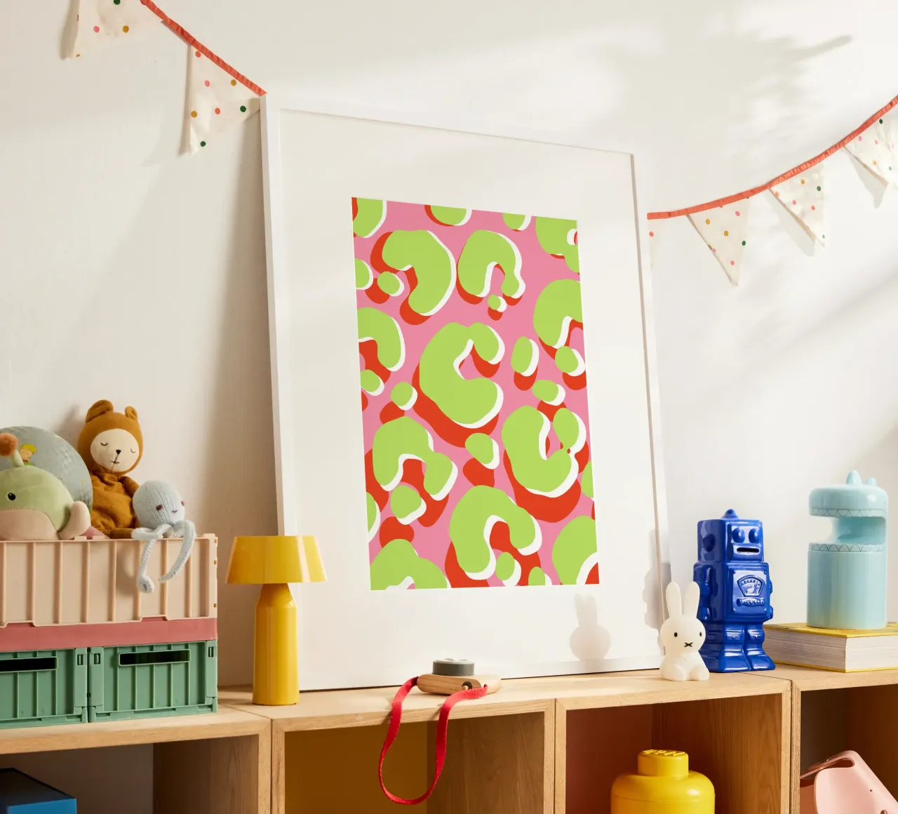 Luipaardlook met dierenprint in groen, rood en roze poster met houten frame van Lisa Jureczko Arts Illustration
