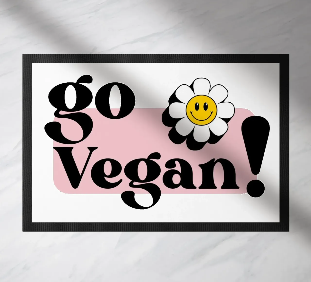 Vai Vegan! Illustrazione dello slogan con fiore sorridente zerbino da Lisa Jureczko Arts Illustration