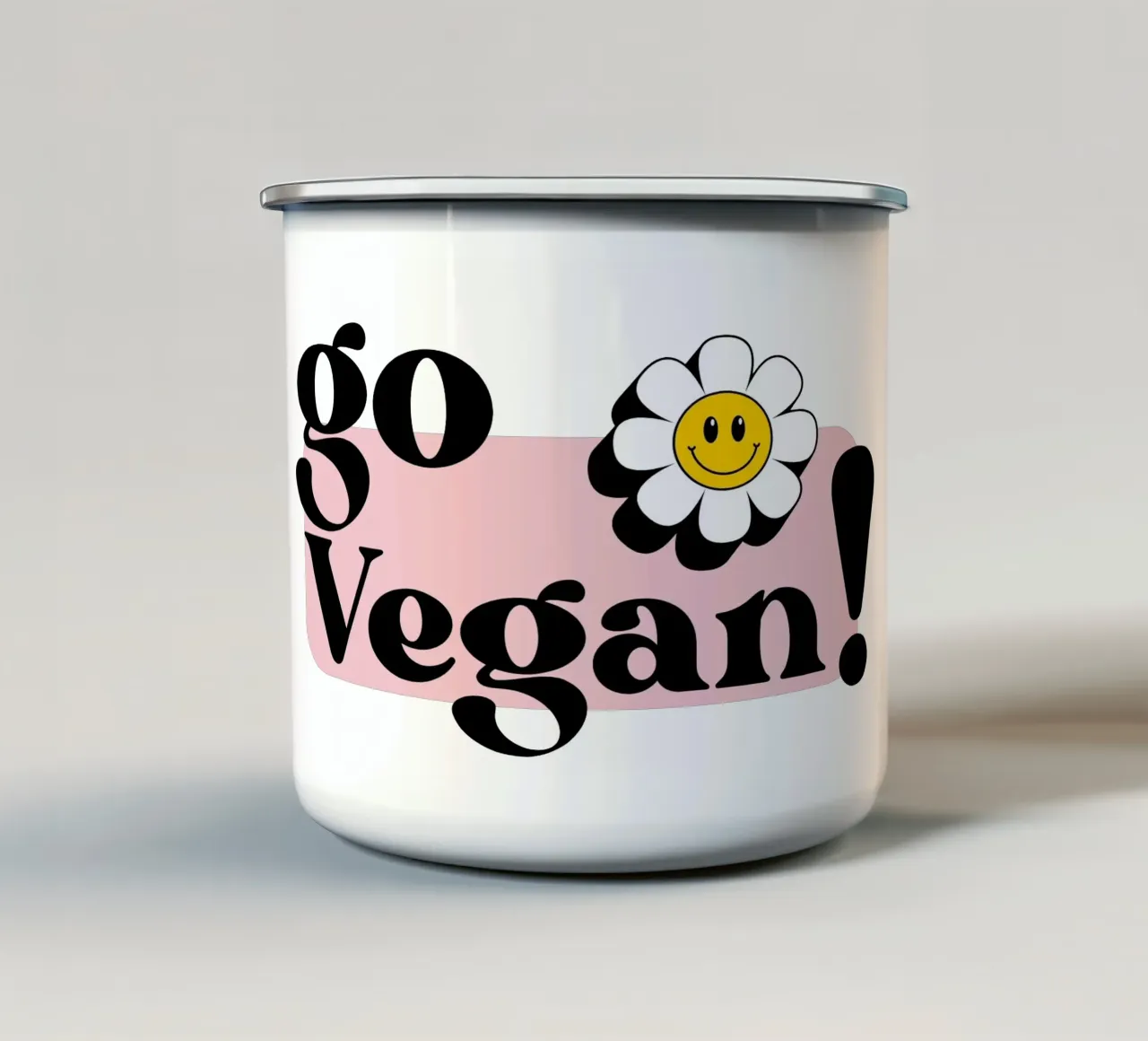 Vai Vegan! Illustrazione dello slogan con fiore sorridente tazza in smalto da Lisa Jureczko Arts Illustration