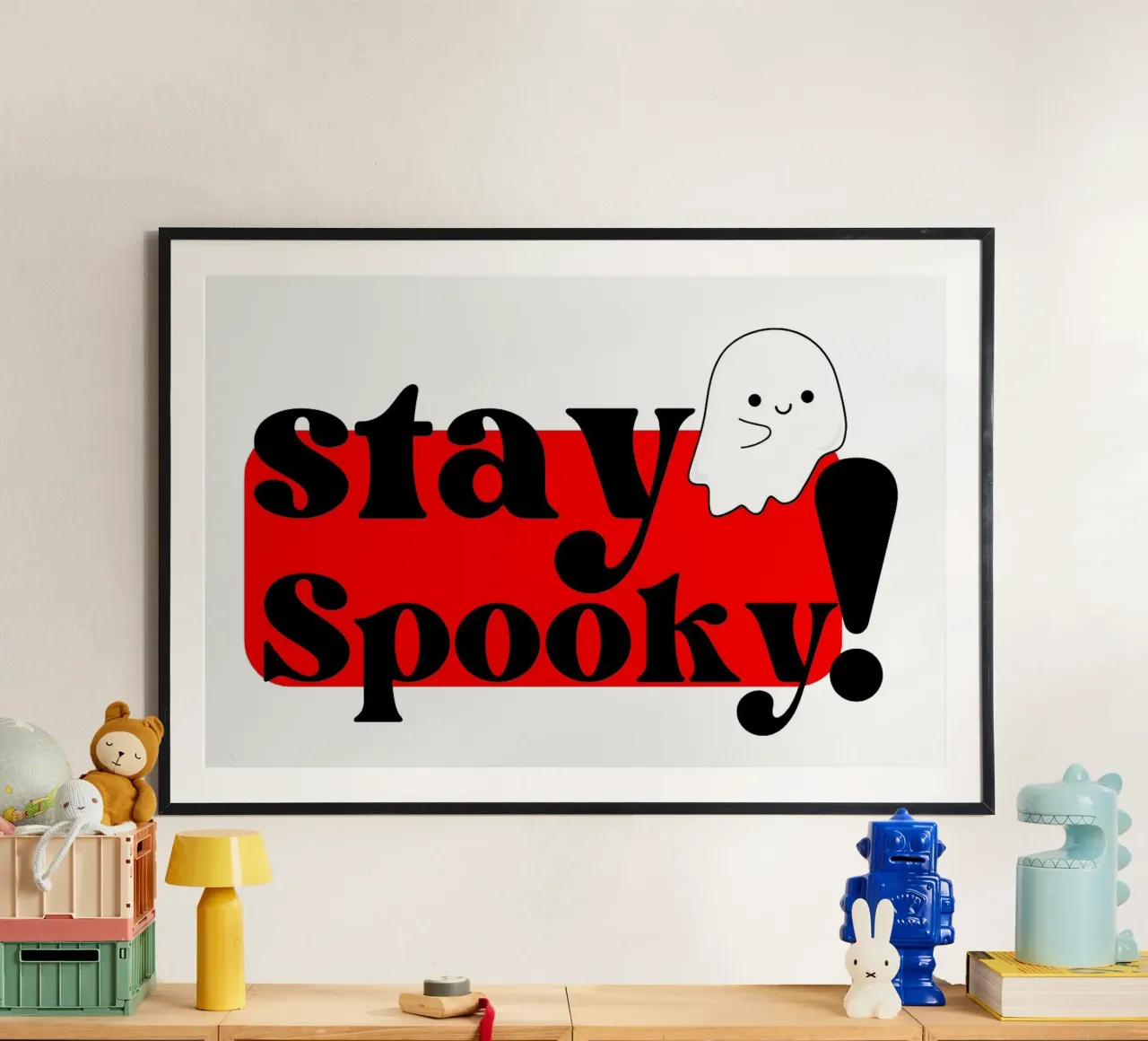 Illustrazione Stay Spooky con un simpatico fantasma poster con telaio in plastica da Lisa Jureczko Arts Illustration