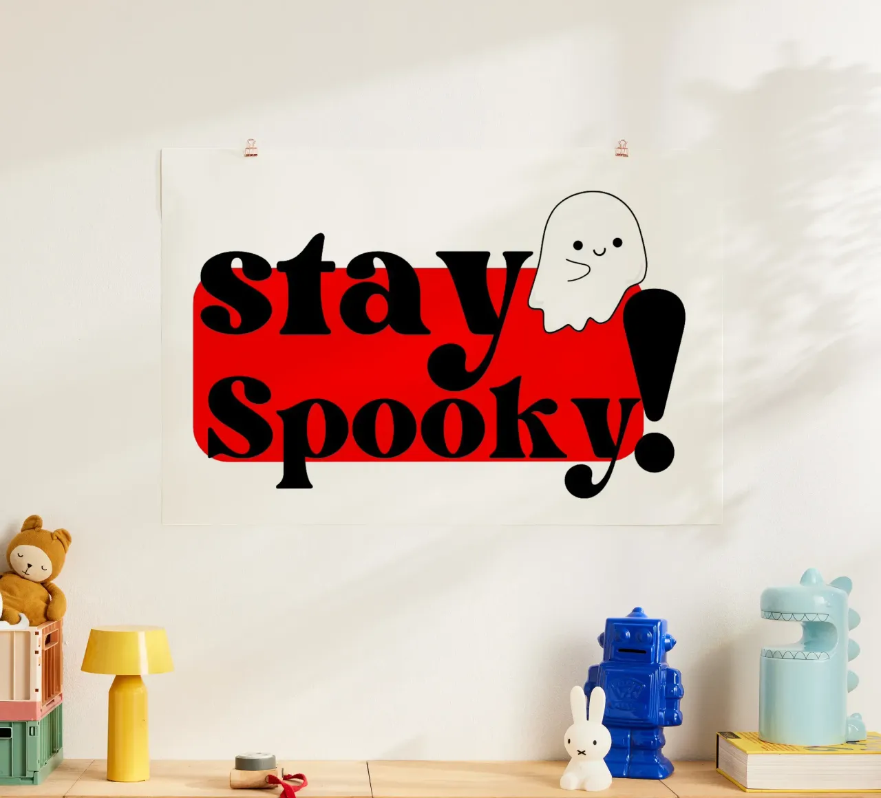 Illustrazione Stay Spooky con un simpatico fantasma poster con telaio in plastica da Lisa Jureczko Arts Illustration