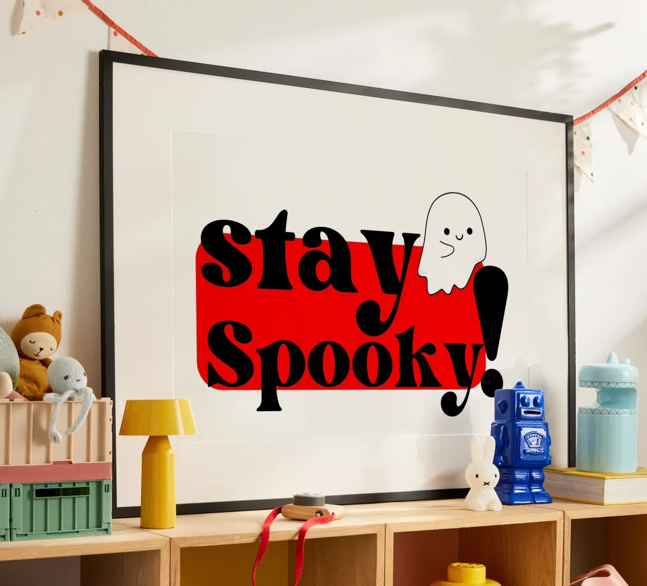 Illustrazione Stay Spooky con un simpatico fantasma poster con telaio in plastica da Lisa Jureczko Arts Illustration