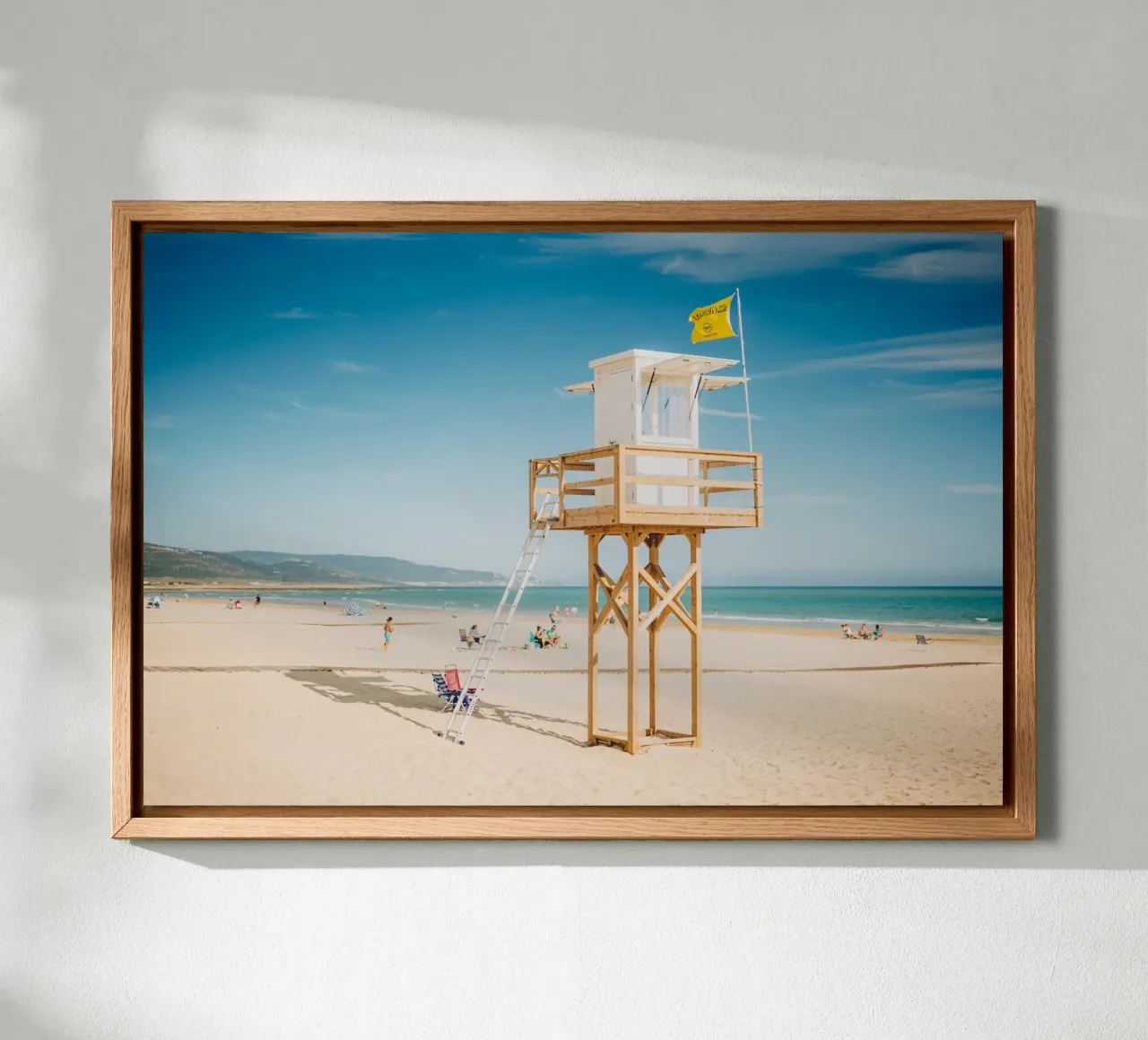 Spiaggia Spagna - Torre di salvataggio in Andalusia tela con Cornice a cassetta da Bold and Retro