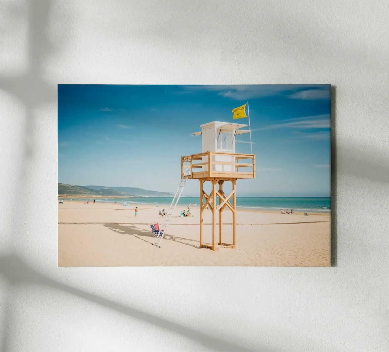 Spiaggia Spagna - Torre di salvataggio in Andalusia tela con Cornice a cassetta da Bold and Retro