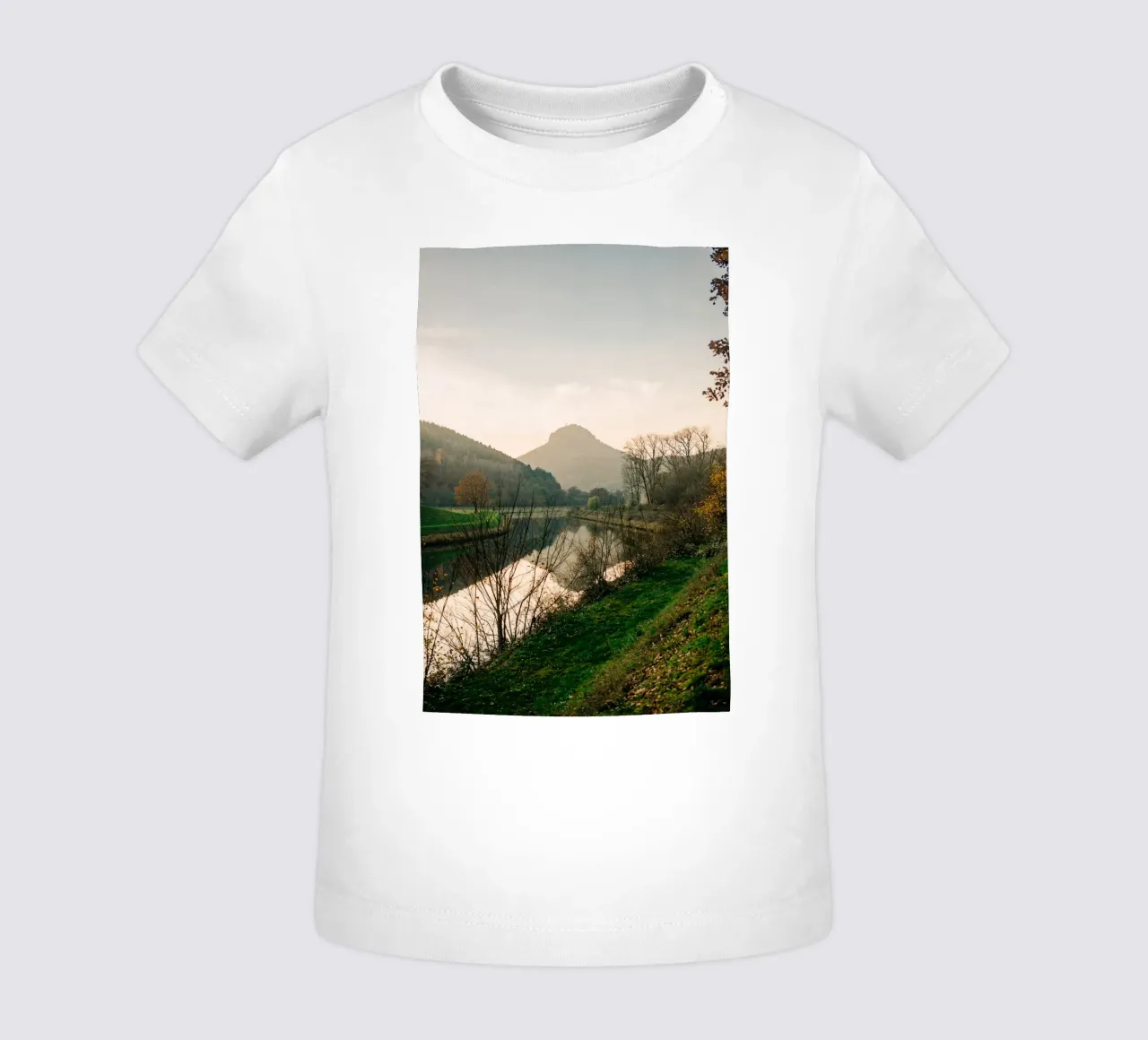 Svizzera sassone - Riflesso di una montagna in autunno maglietta neonato da Bold and Retro