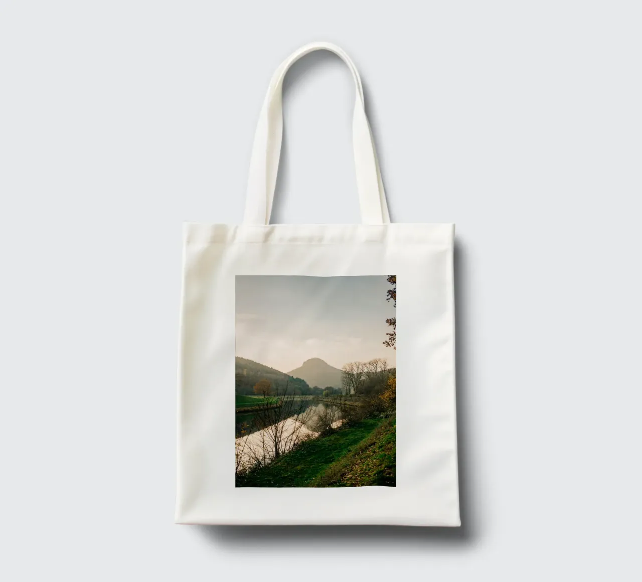 Svizzera sassone - Riflesso di una montagna in autunno borsa in juta da Bold and Retro
