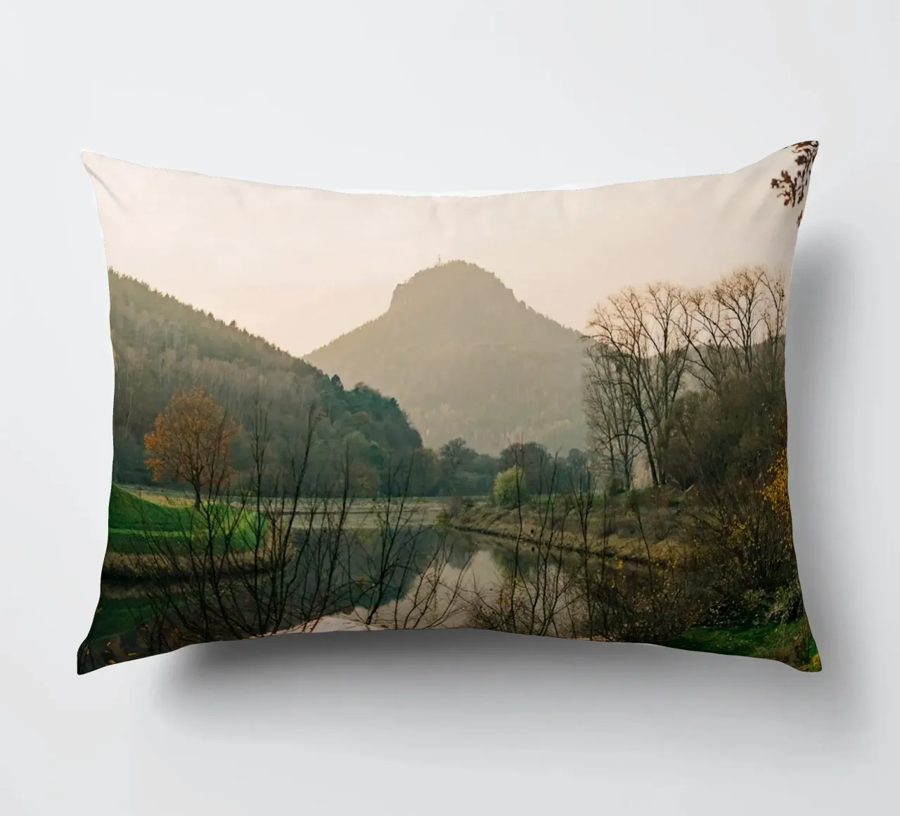 Svizzera sassone - Riflesso di una montagna in autunno cuscino da Bold and Retro