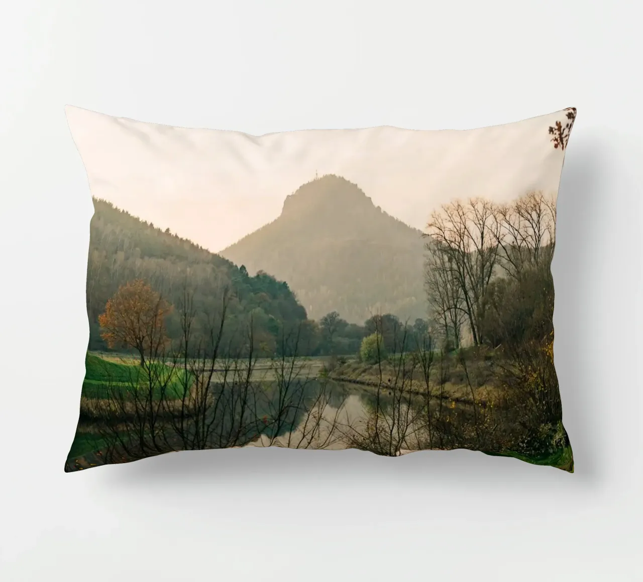 Svizzera sassone - Riflesso di una montagna in autunno cuscino da Bold and Retro