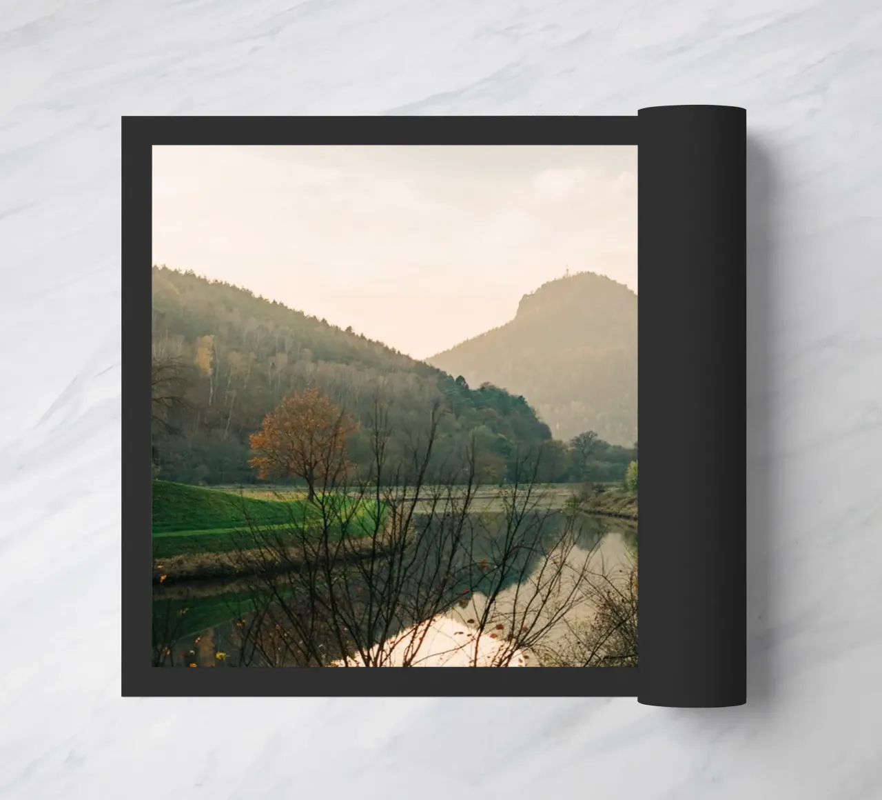 Svizzera sassone - Riflesso di una montagna in autunno zerbino da Bold and Retro