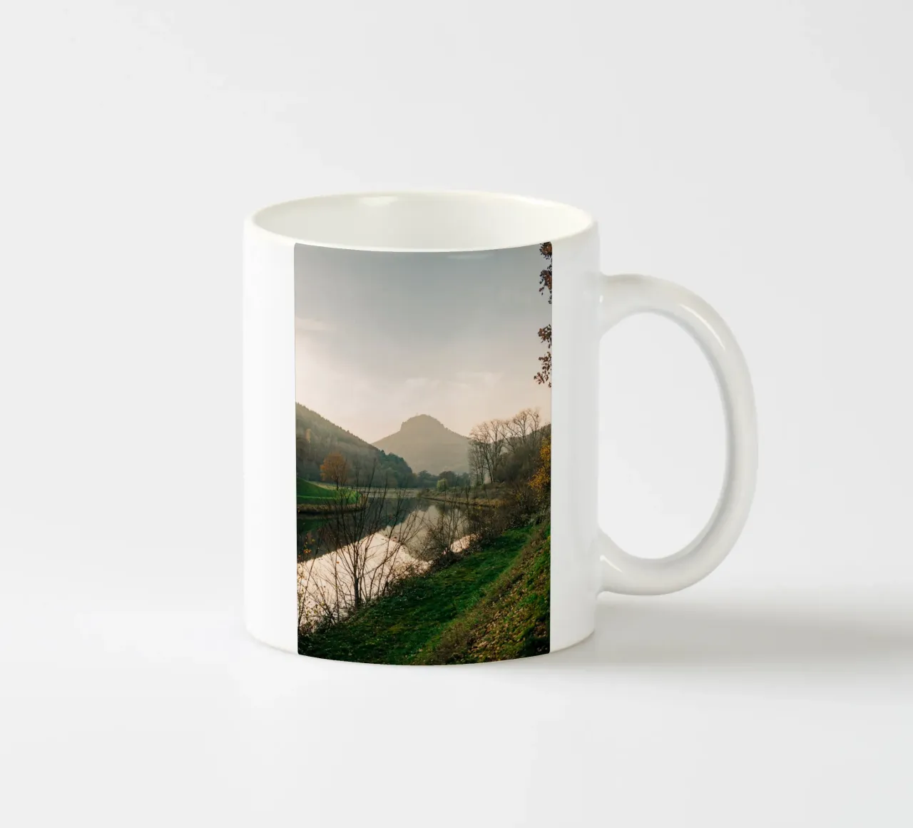 Svizzera sassone - Riflesso di una montagna in autunno tazza in ceramica da Bold and Retro