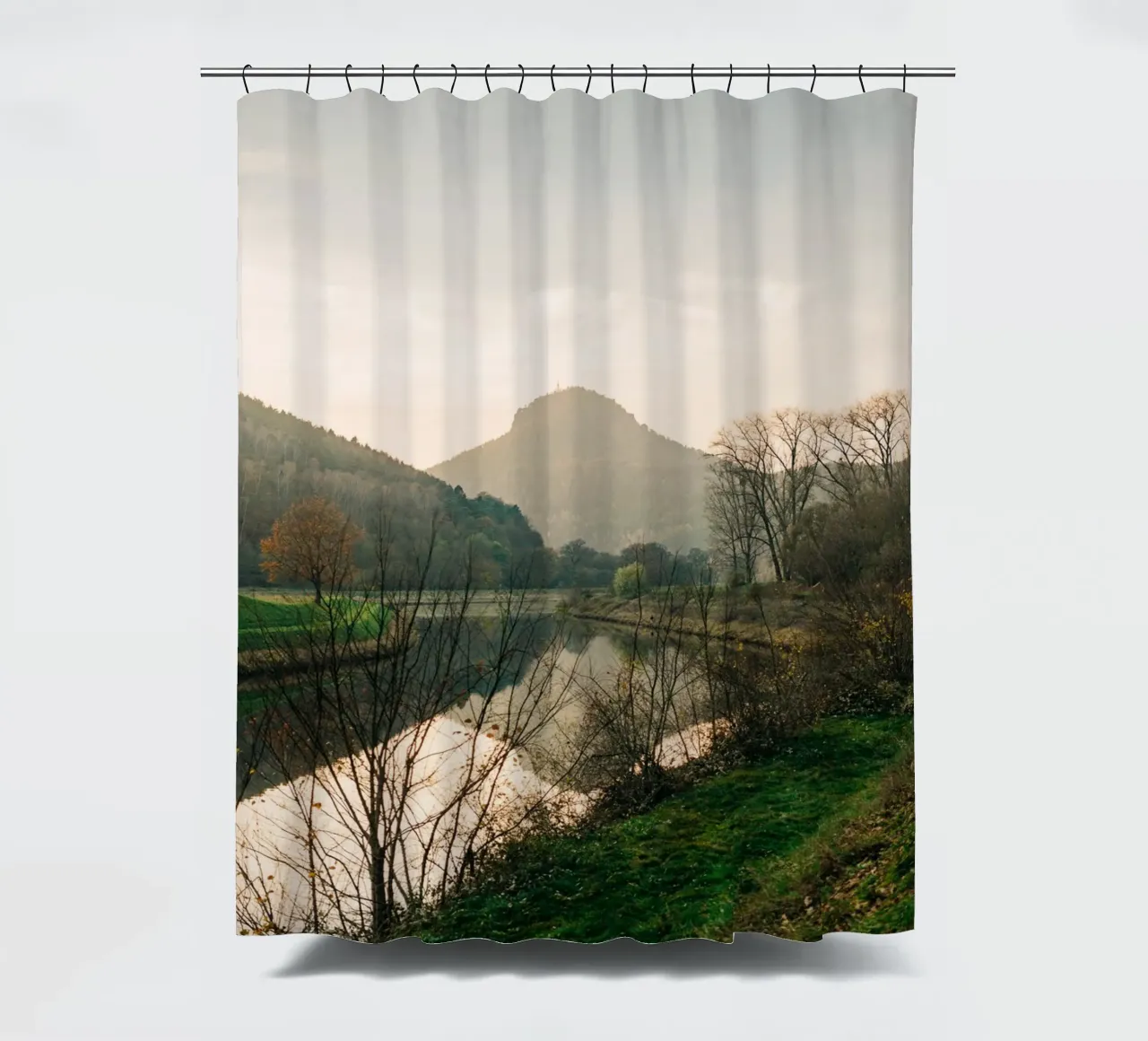 Svizzera sassone - Riflesso di una montagna in autunno tenda da doccia da Bold and Retro