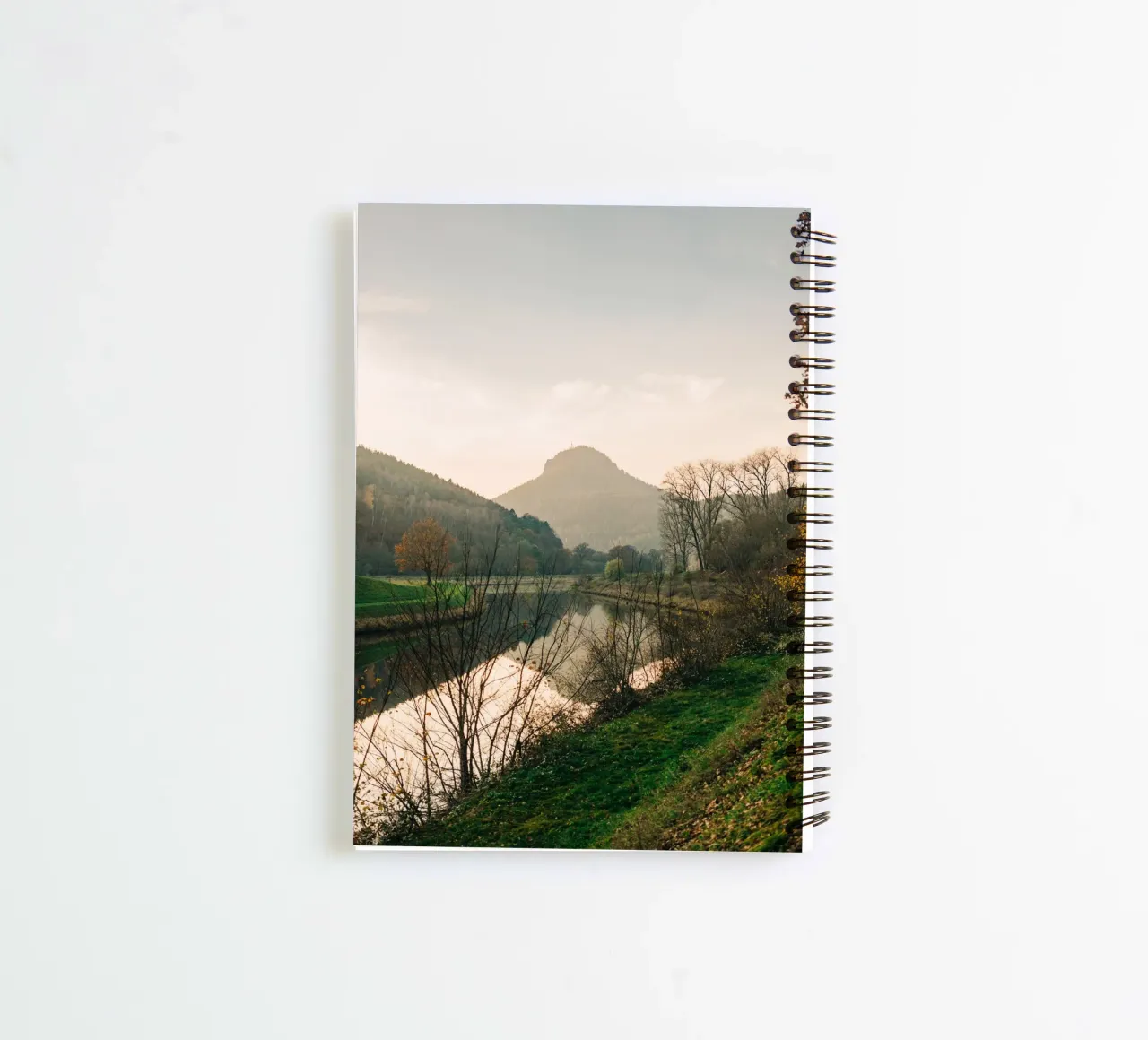 Svizzera sassone - Riflesso di una montagna in autunno diario ad anelli da Bold and Retro