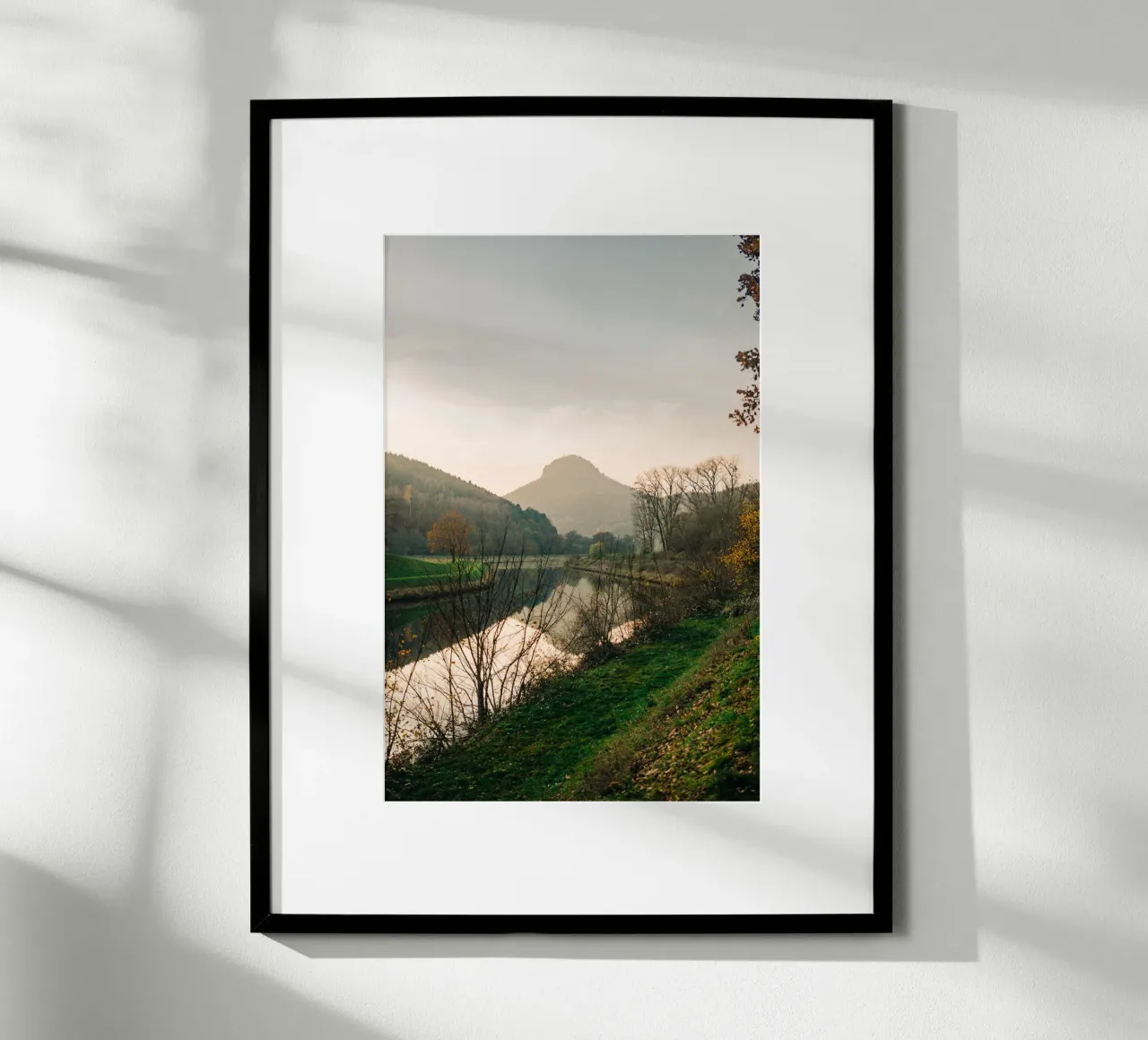 Svizzera sassone - Riflesso di una montagna in autunno carta hahnemühle da Bold and Retro