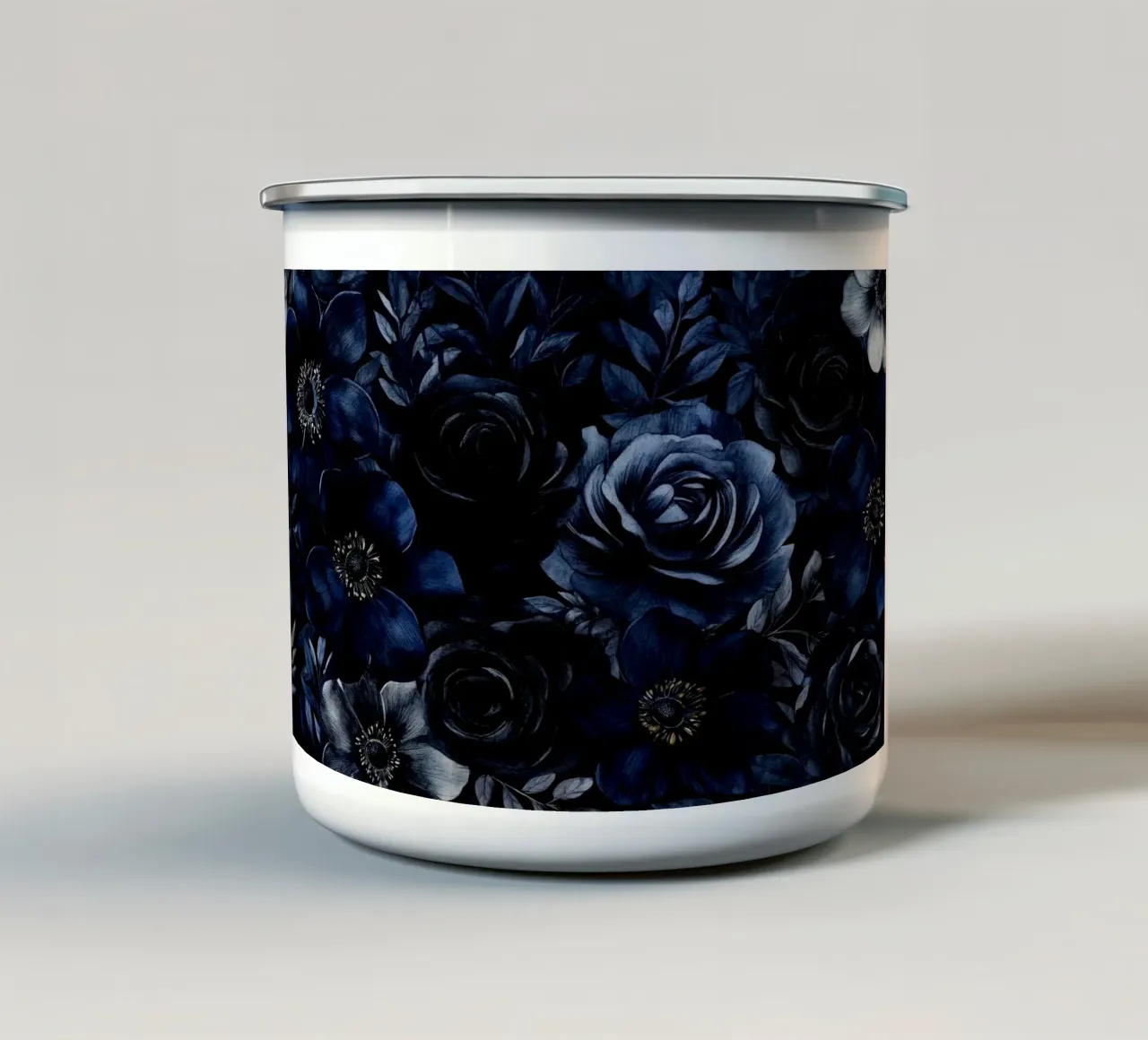 Fiori blu scuro e neri tazza in smalto da Flower Garden - Uta Naumann