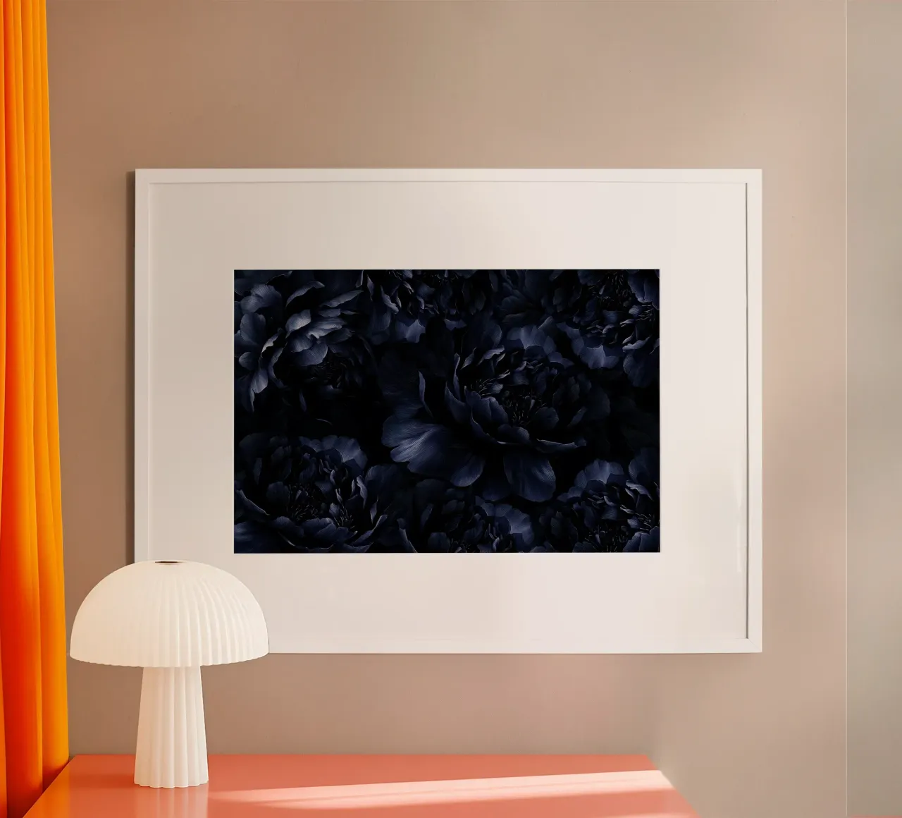 Giardino di peonie in velluto nero blu scuro poster con telaio in plastica da Flower Garden - Uta Naumann