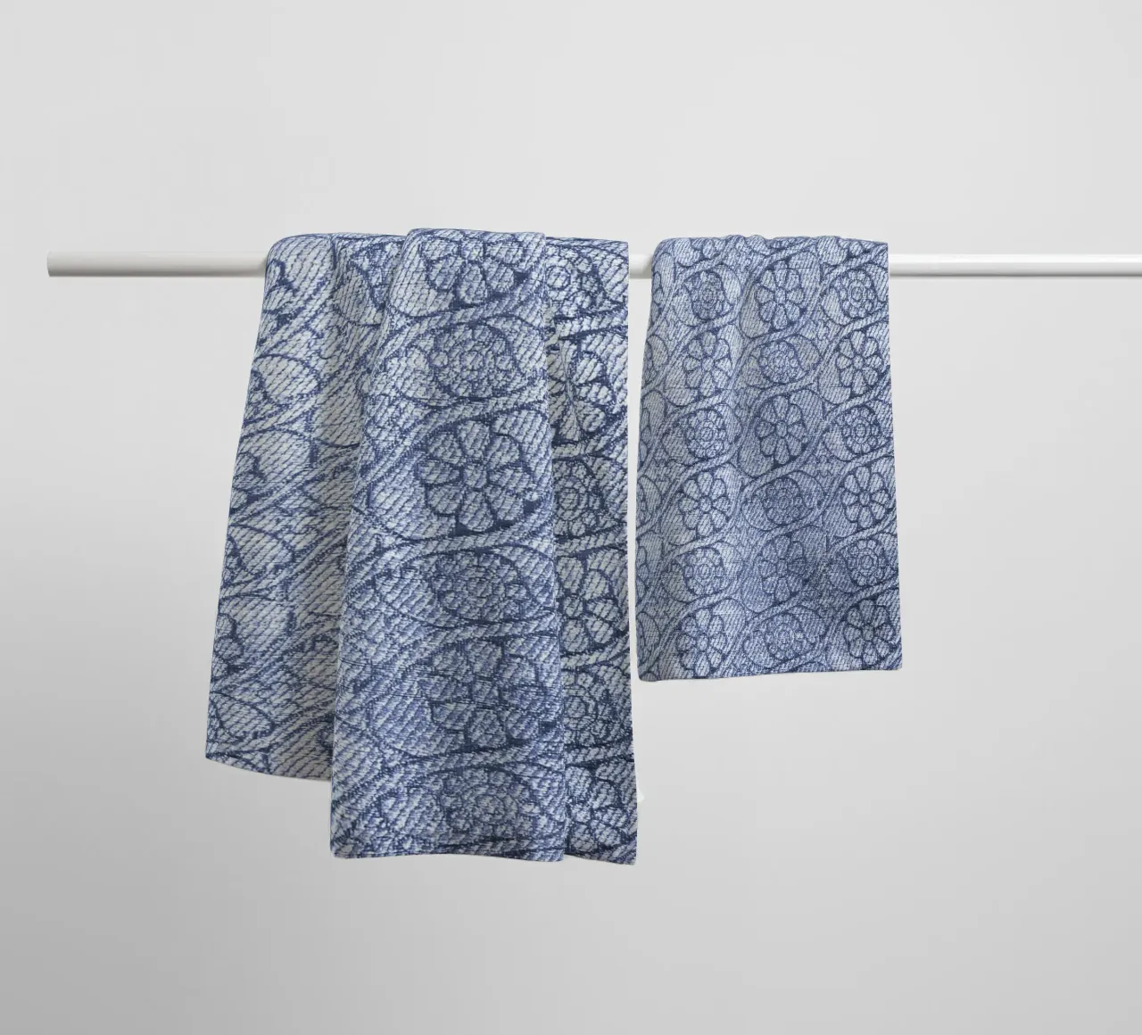 Tessuto antico floreale blu asciugamano da bagno da Lisa Jureczko Arts Illustration