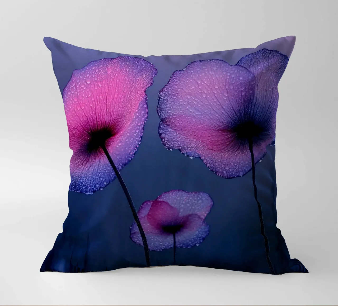 papaveri viola eterei con gocce di pioggia cuscino da Flower Garden - Uta Naumann