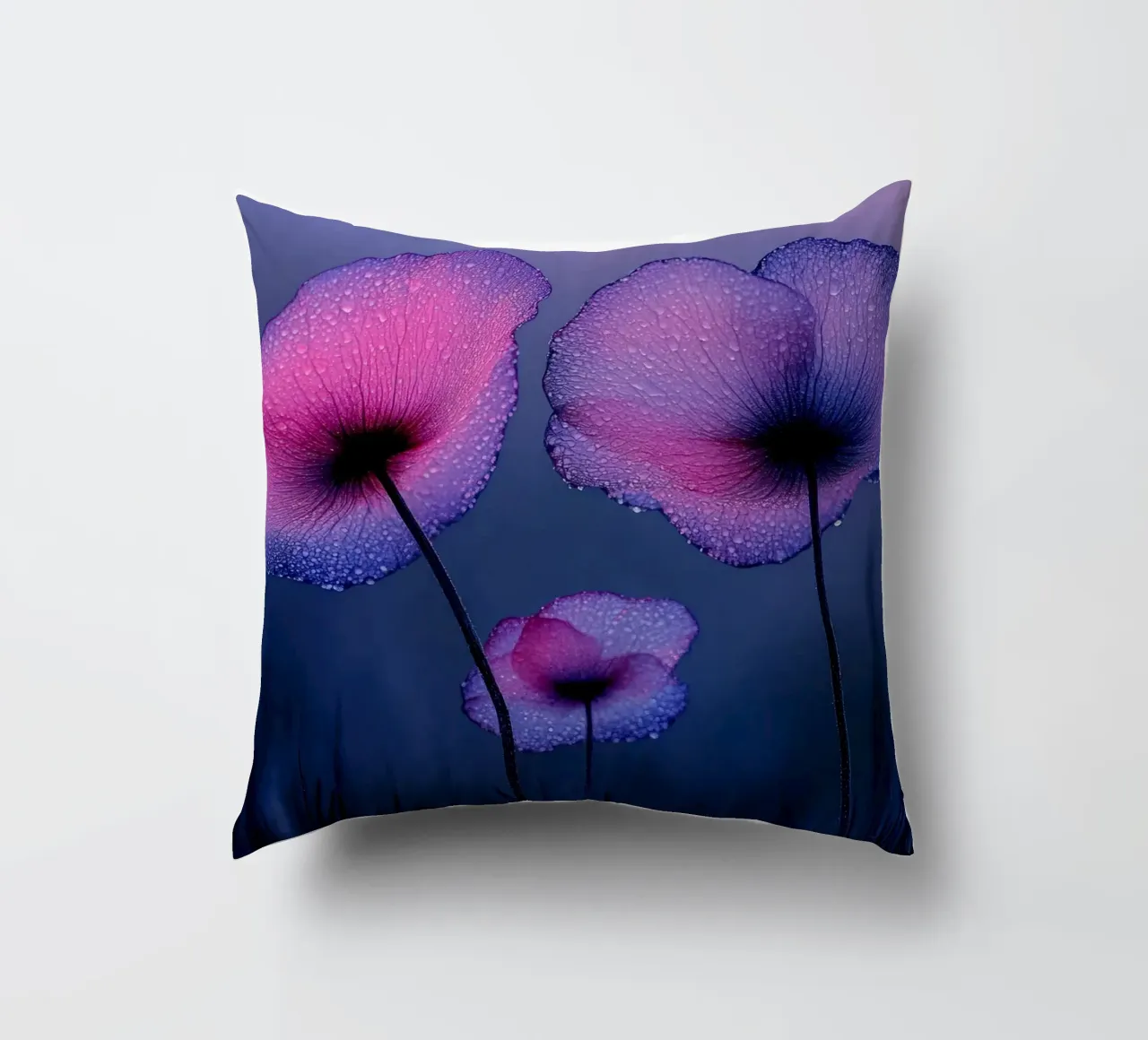 papaveri viola eterei con gocce di pioggia cuscino da Flower Garden - Uta Naumann