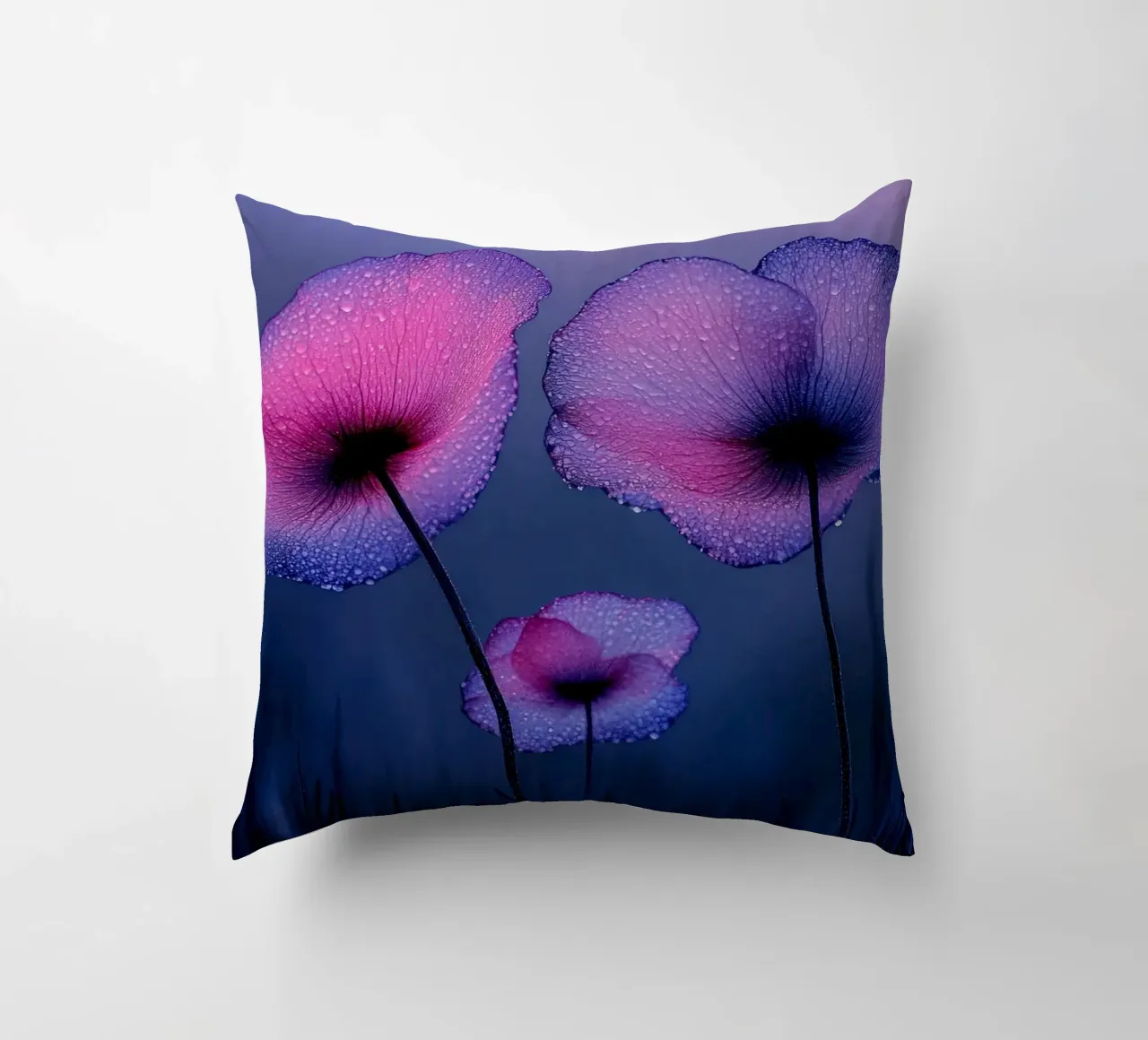 papaveri viola eterei con gocce di pioggia cuscino da Flower Garden - Uta Naumann