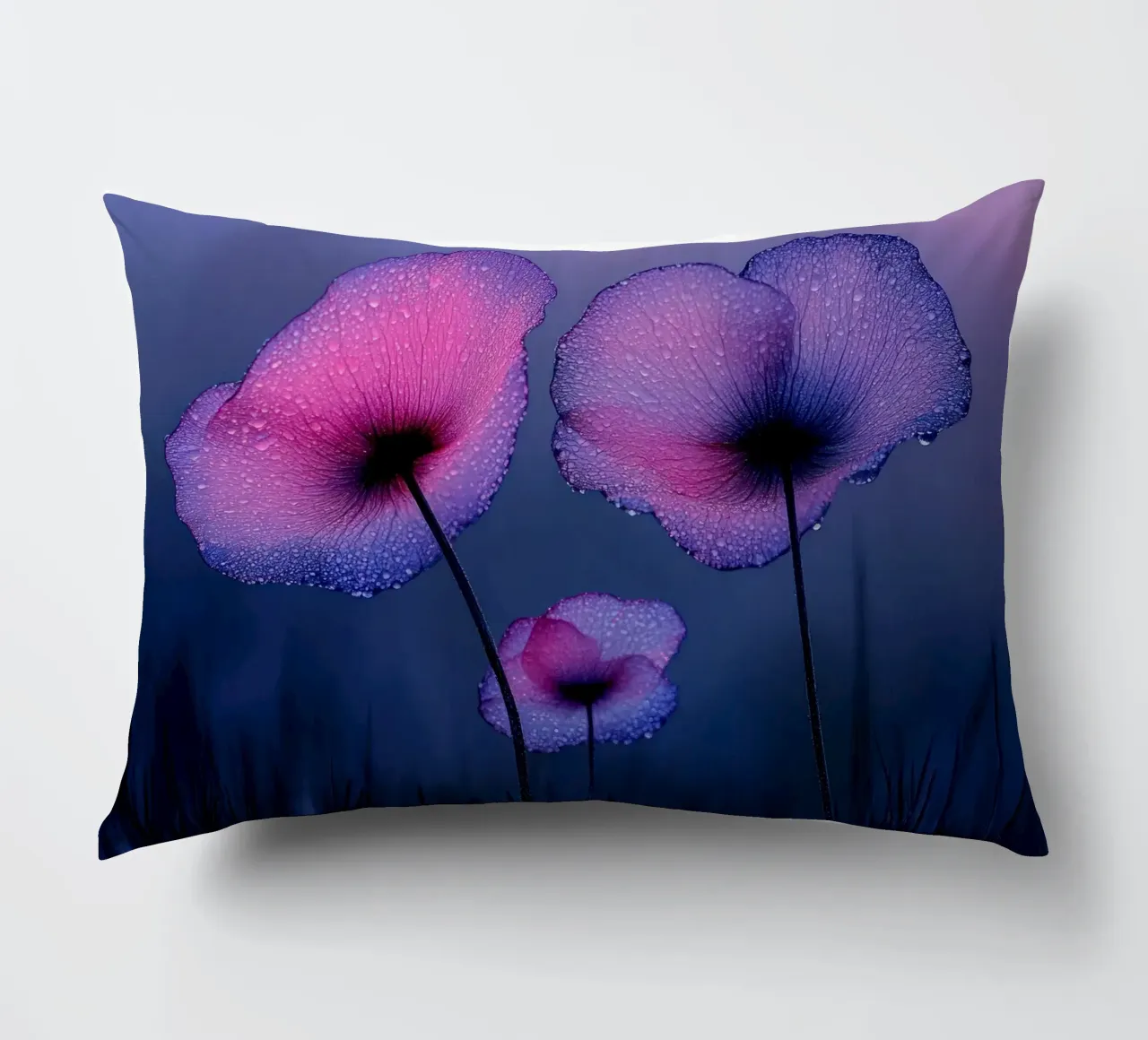papaveri viola eterei con gocce di pioggia cuscino da Flower Garden - Uta Naumann