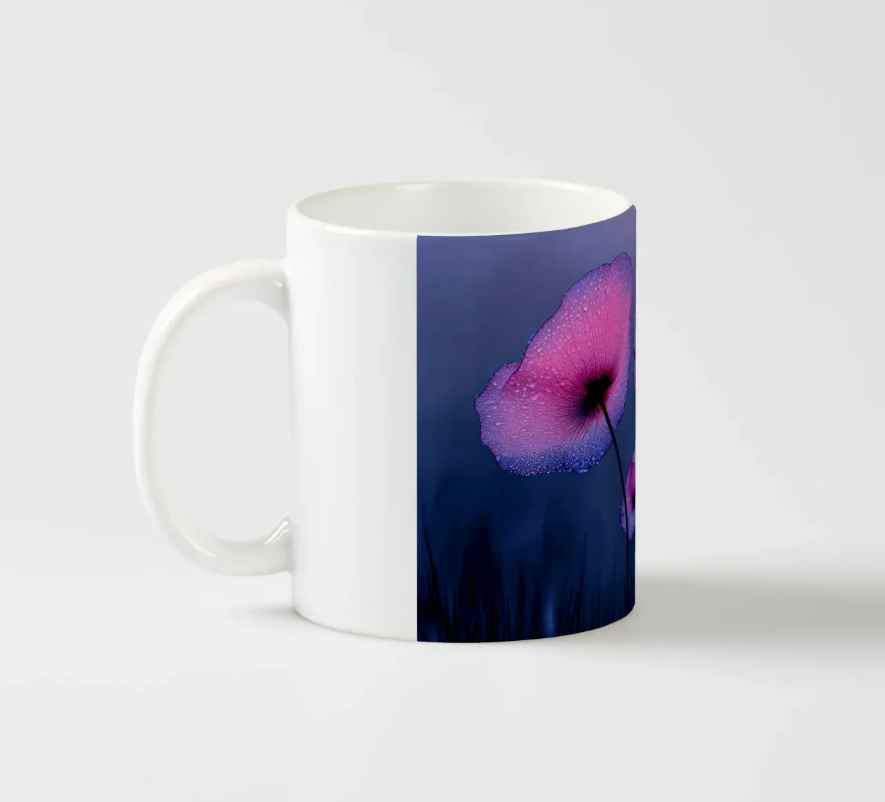 papaveri viola eterei con gocce di pioggia tazza in ceramica da Flower Garden - Uta Naumann