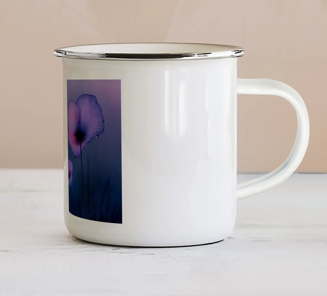 papaveri viola eterei con gocce di pioggia tazza in smalto da Flower Garden - Uta Naumann