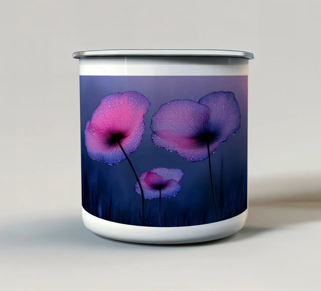 papaveri viola eterei con gocce di pioggia tazza in smalto da Flower Garden - Uta Naumann