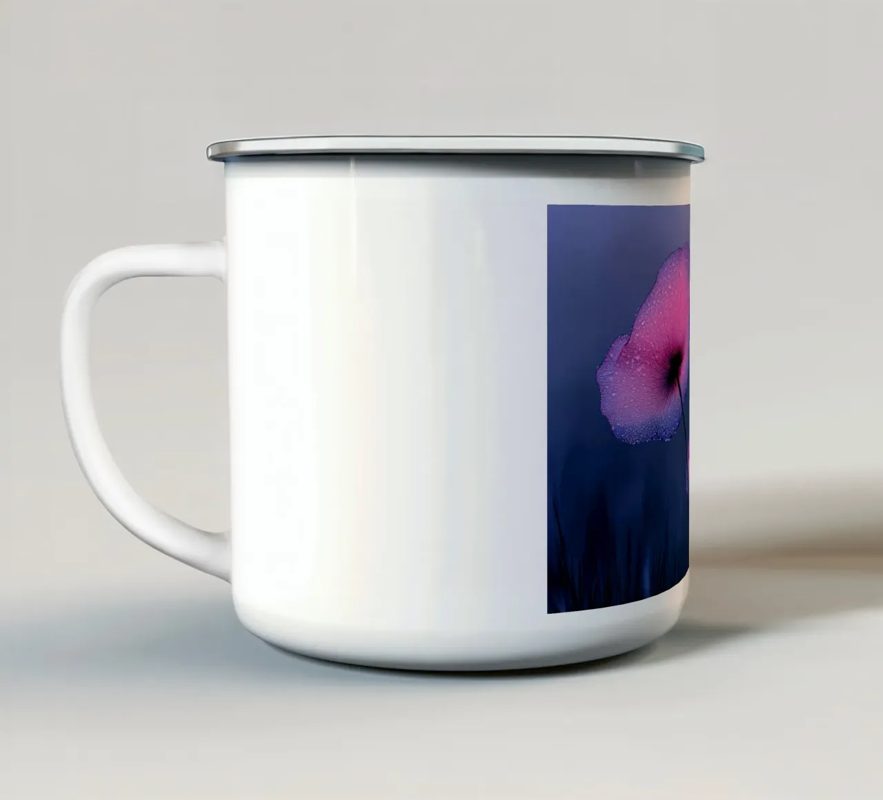papaveri viola eterei con gocce di pioggia tazza in smalto da Flower Garden - Uta Naumann