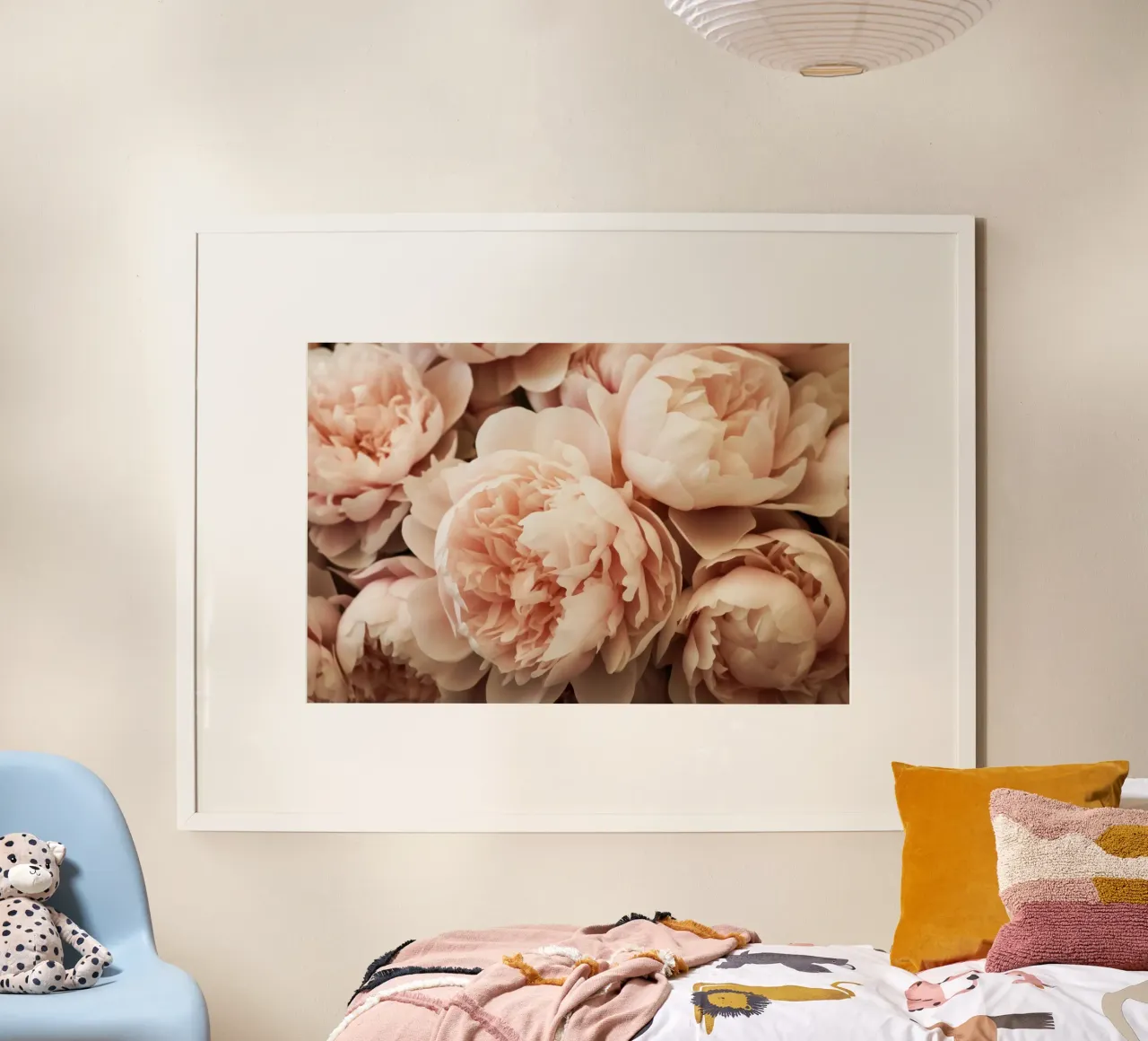 Morbido velluto color pesca, audaci peonie da giardino poster con telaio in alluminio da Flower Garden - Uta Naumann