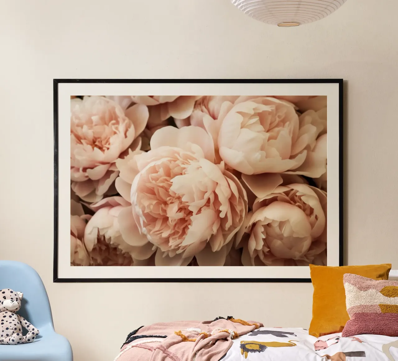 Morbido velluto color pesca, audaci peonie da giardino poster con telaio in alluminio da Flower Garden - Uta Naumann