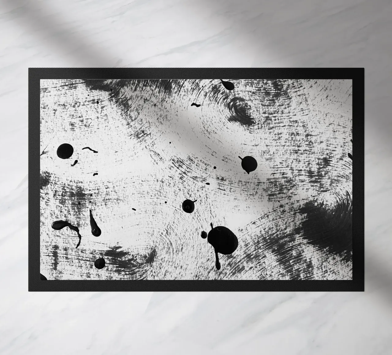 Schwarze Farbspritzer auf weißem Hintergrund I Fußmatte von Lisa Jureczko Arts Illustration