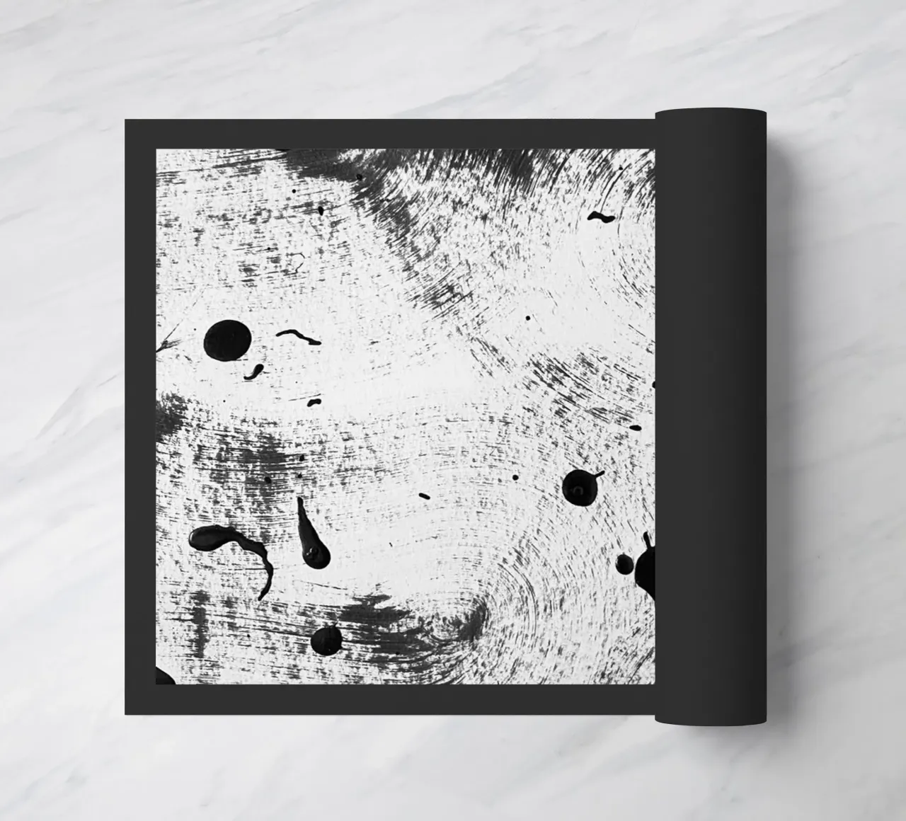 Schwarze Farbspritzer auf weißem Hintergrund I Fußmatte von Lisa Jureczko Arts Illustration