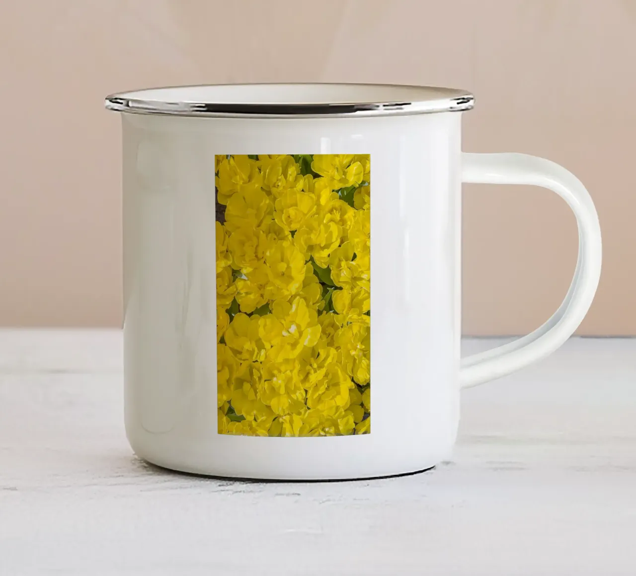 Un'esplosione di sole: Tulipani gialli tazza in smalto da Curious Collections by Marielle Leenders