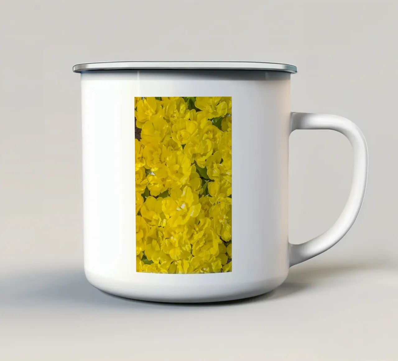 Un'esplosione di sole: Tulipani gialli tazza in smalto da Curious Collections by Marielle Leenders