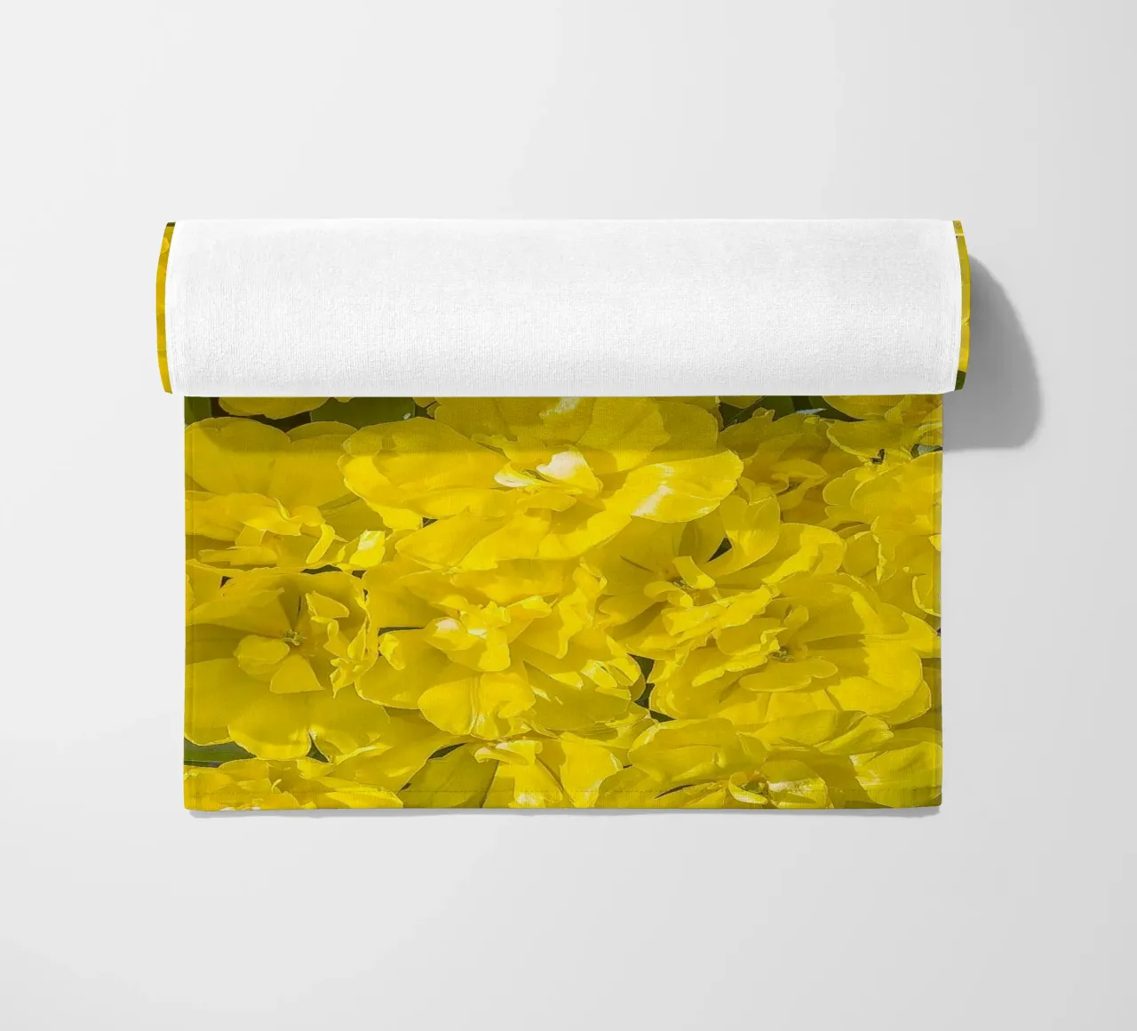 Un'esplosione di sole: Tulipani gialli telo mare da Curious Collections by Marielle Leenders