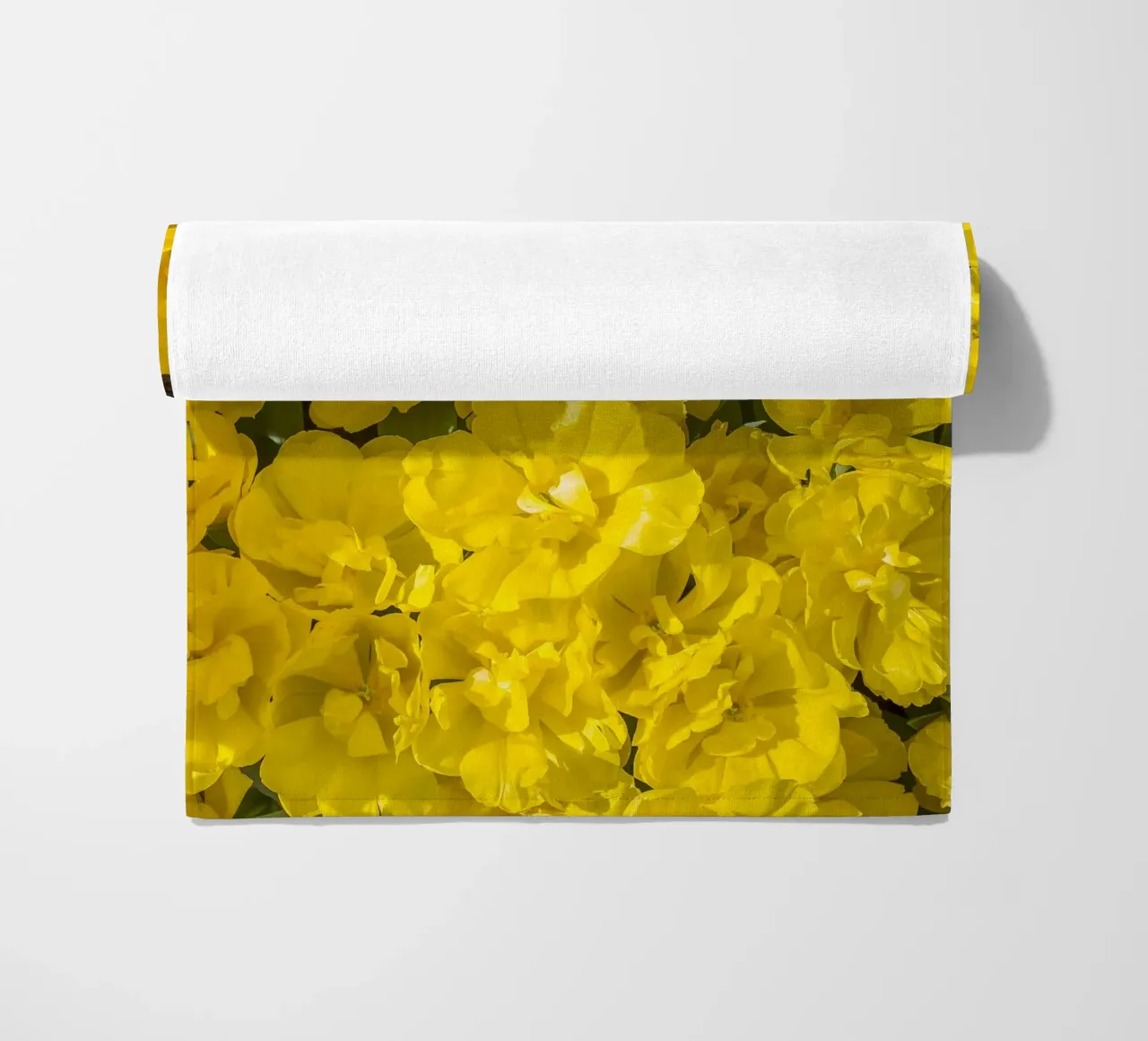 Un'esplosione di sole: Tulipani gialli telo mare da Curious Collections by Marielle Leenders
