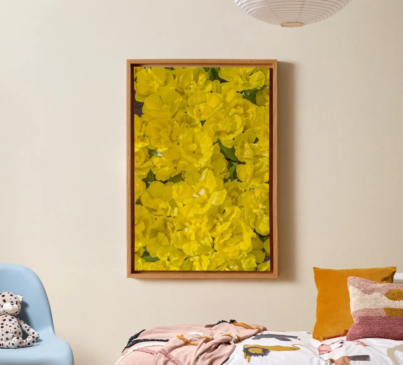 Un'esplosione di sole: Tulipani gialli tela con Cornice a cassetta da Curious Collections by Marielle Leenders