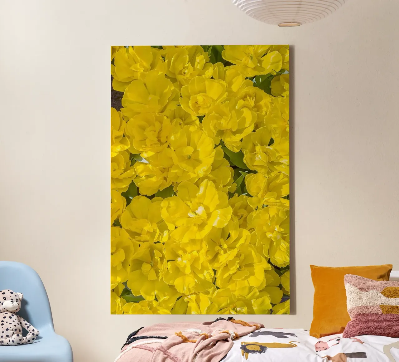 Un'esplosione di sole: Tulipani gialli tela con Cornice a cassetta da Curious Collections by Marielle Leenders
