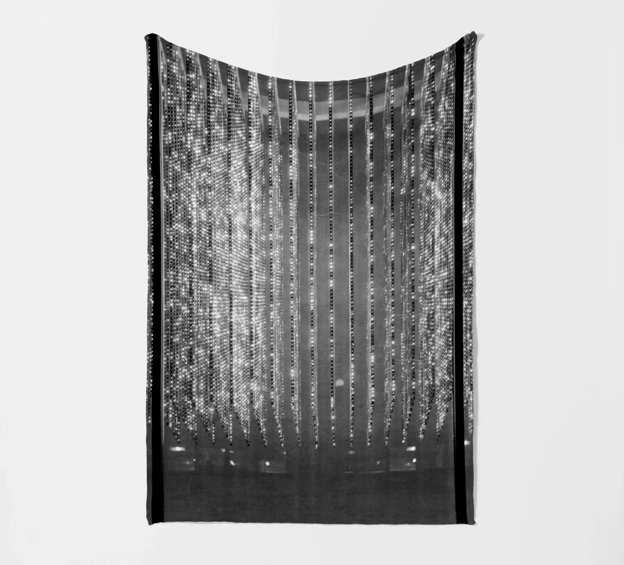 Installazione luminosa in bianco e nero a New York coperta in pile da Lisa Jureczko Arts Illustration