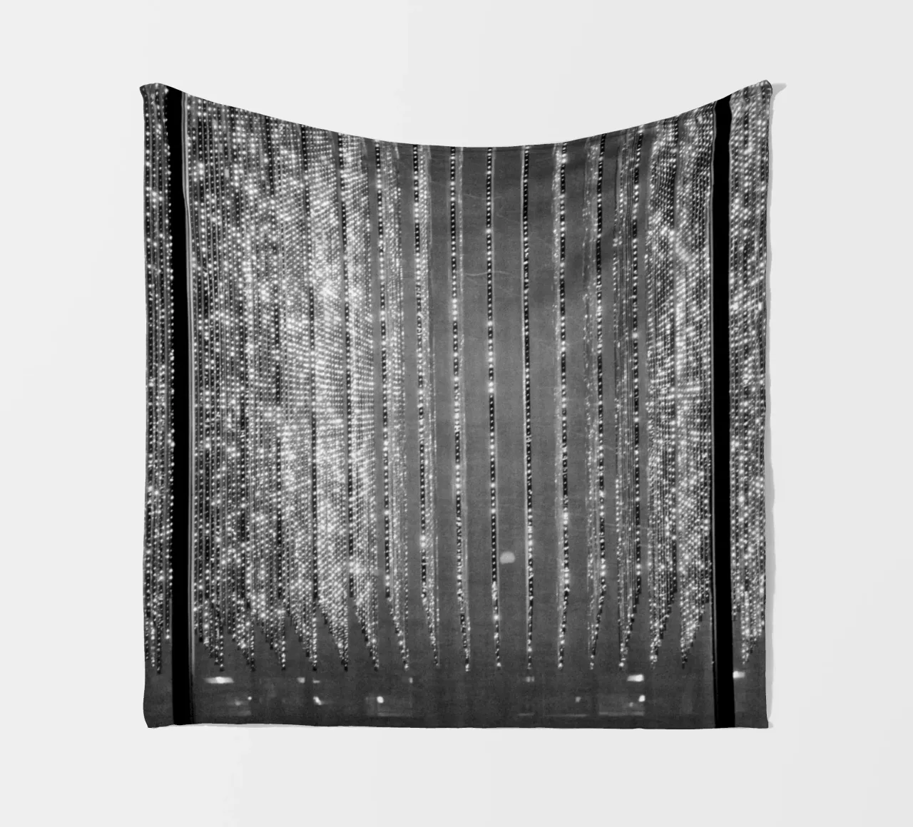 Installazione luminosa in bianco e nero a New York coperta in pile da Lisa Jureczko Arts Illustration