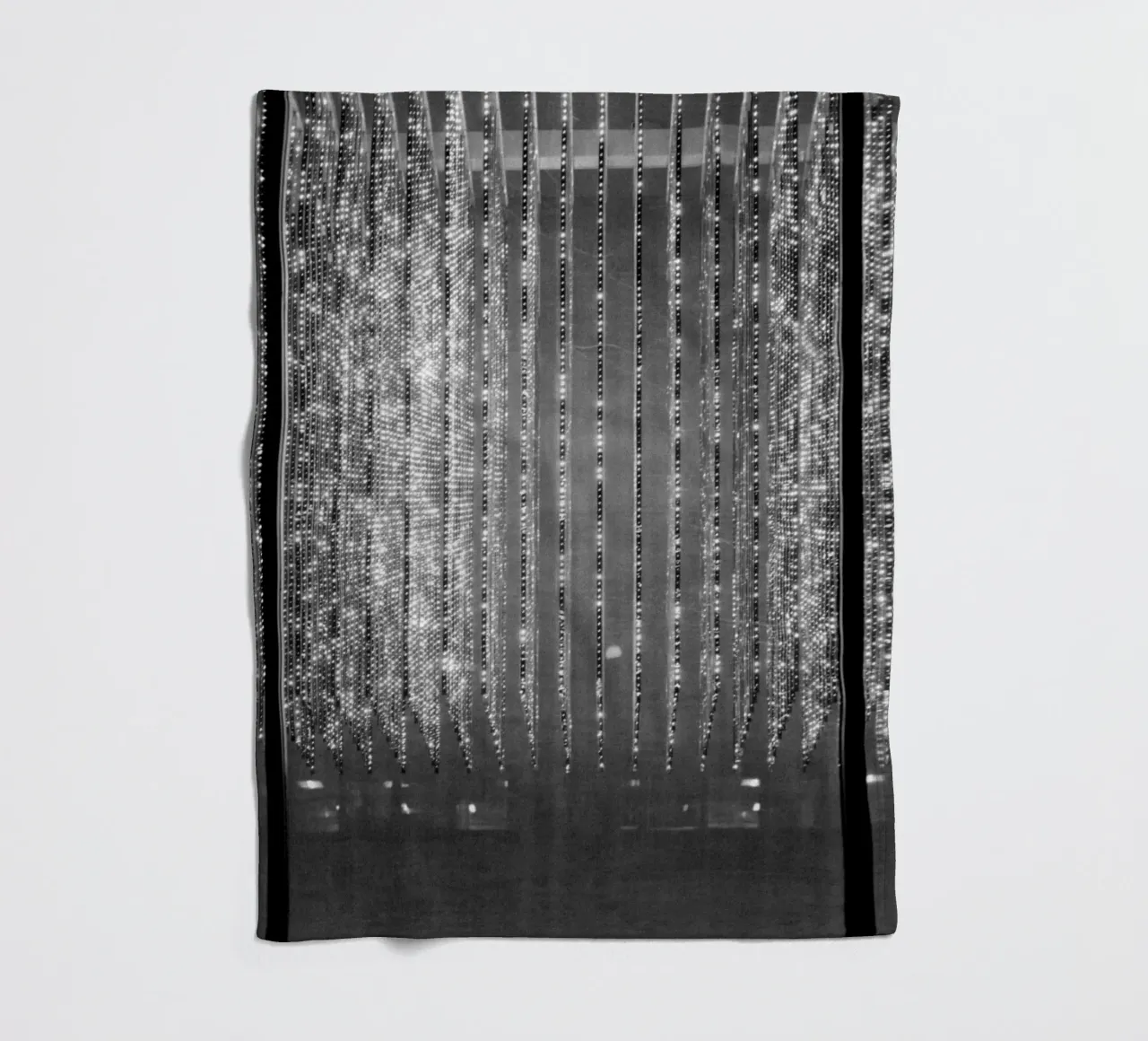 Installazione luminosa in bianco e nero a New York coperta in pile da Lisa Jureczko Arts Illustration