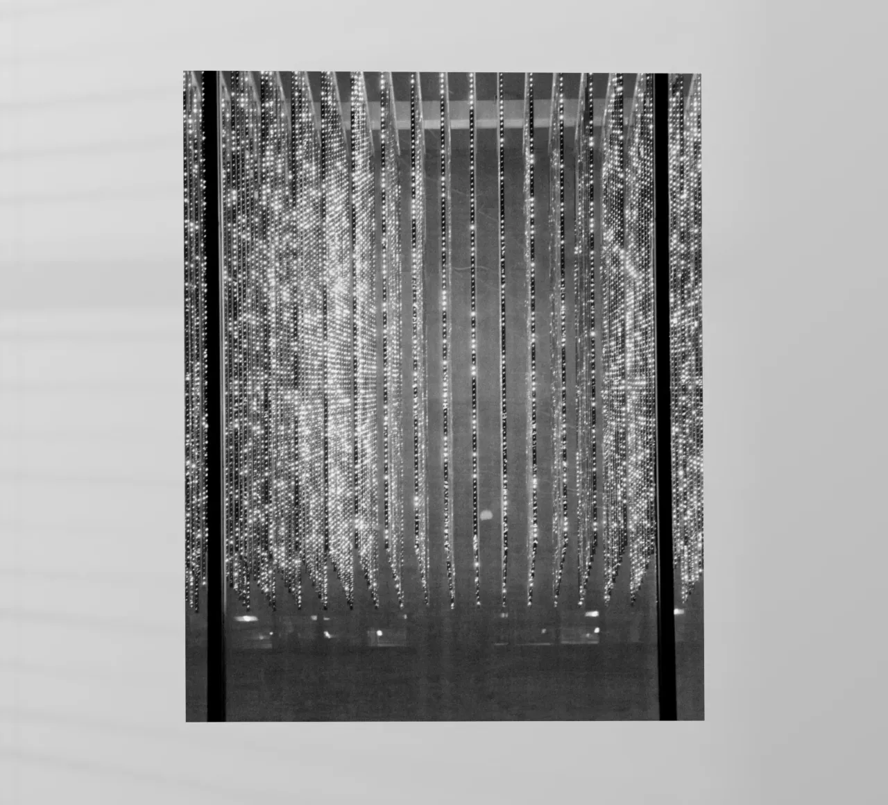 Installazione luminosa in bianco e nero a New York pellicola backlit da Lisa Jureczko Arts Illustration